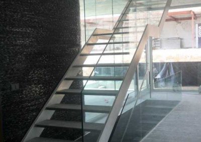 Escaleras de metal con cristal