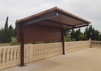 Pérgola de metal con efecto madera