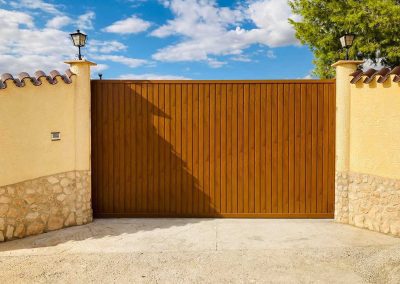 Puerta exterior de metal con efecto madera